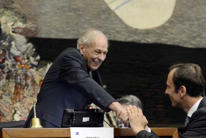 Ettore Romoli stringe la mano a Massimiliano Fedriga-narrazione