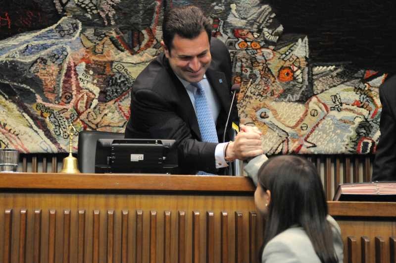 Franco Iacop stringe la mano a Debora Serracchiani-narrazione