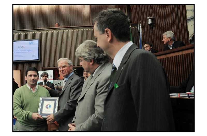 Consegna del premio al Messaggero Veneto in occasione della cerimonia di premiazione degli atleti olimpici delle Olimpiadi di Pechino 2008