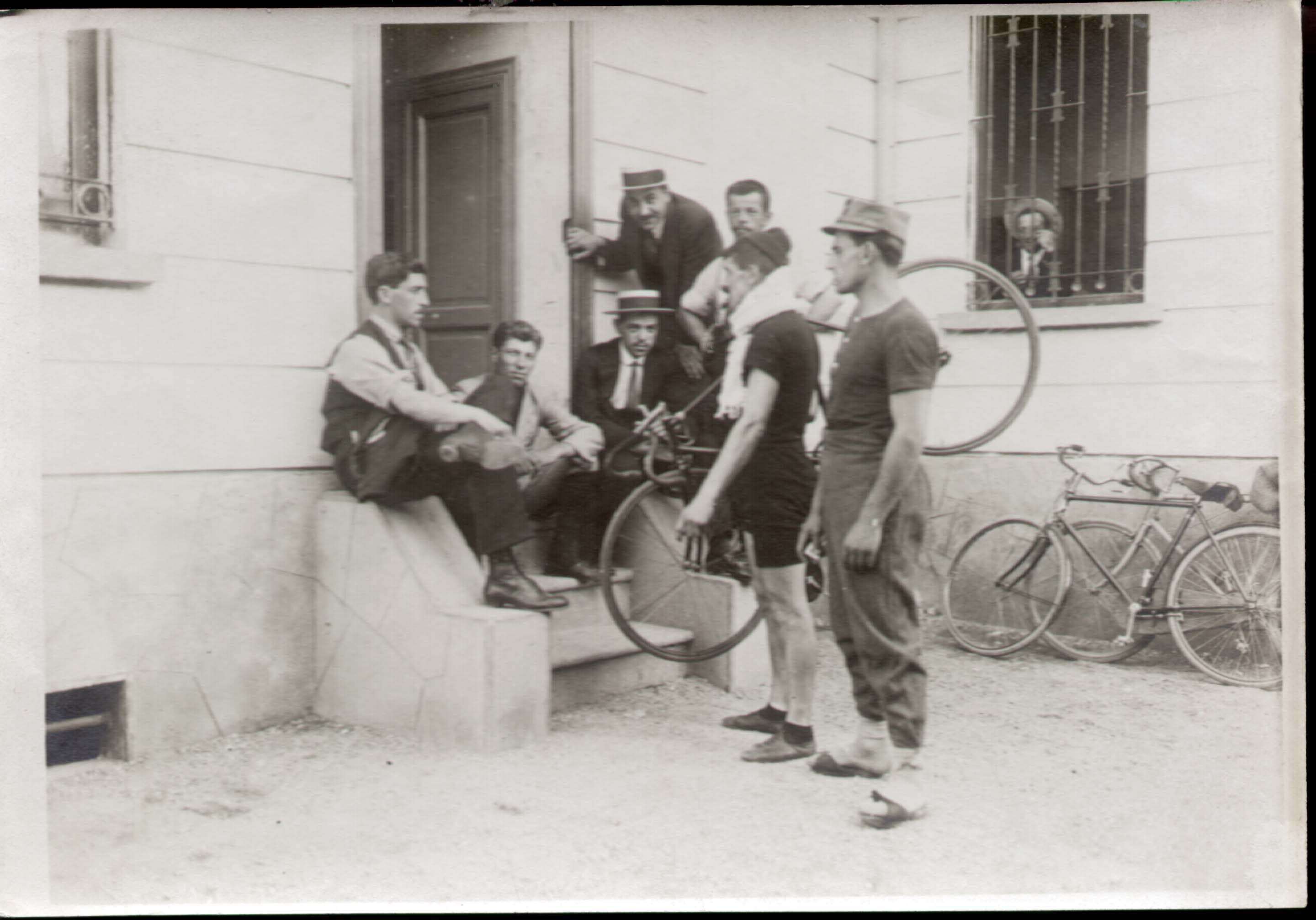 Ritratto di gruppo con biciclette