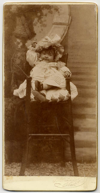 Ritratto con fondale dipinto