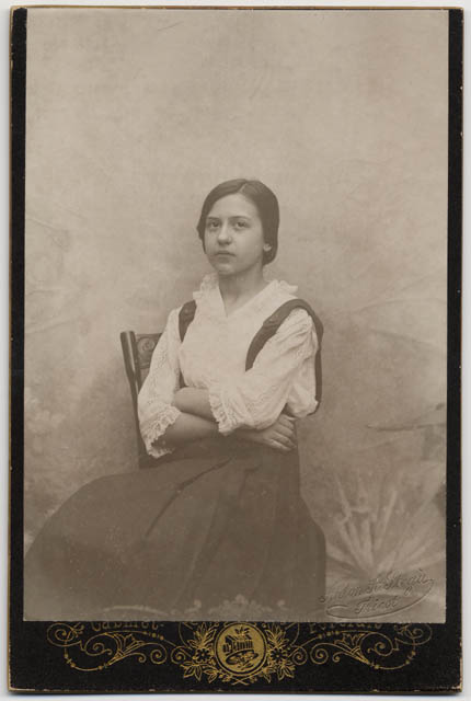 Ritratto di ragazza con fondale dipinto