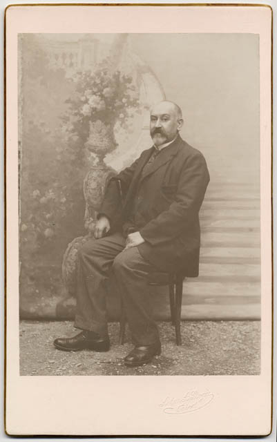 Ritratto di uomo con fondale dipinto