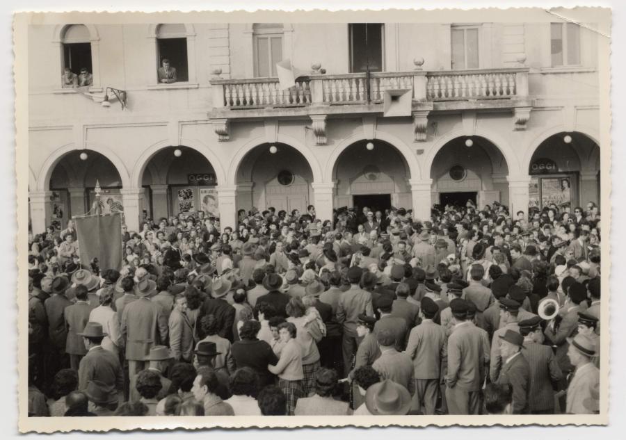 Impianto irriguo. Inaugurazione, Gradisca d'Isonzo. Festeggiamenti. Sen. Medici, autorità e pubblico davanti al teatro comunale