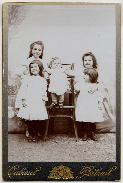 Ritratto di un gruppo di bambini con fondale dipinto