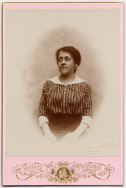 Ritratto di donna con fondale