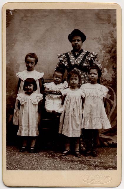 Ritratto di famiglia con fondale dipinto