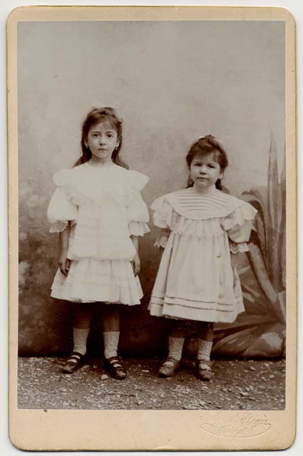 Ritratto di due bambine che si tengono per mano