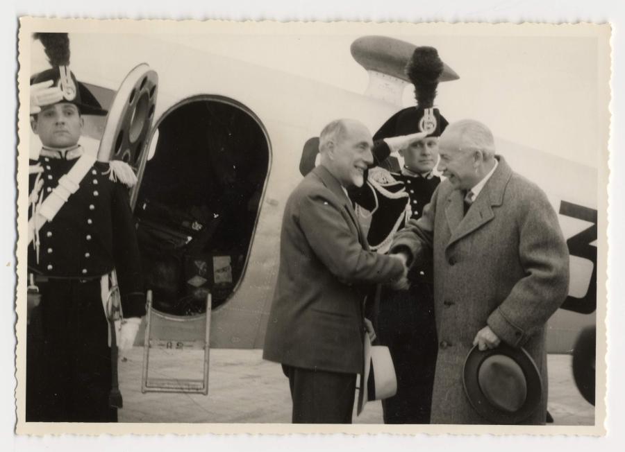 Gorizia, aeroporto. Arrivo del sen. Giuseppe Medici accolto dal prefetto de Zerbi