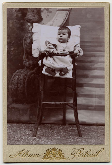 Ritratto con fondale dipinto