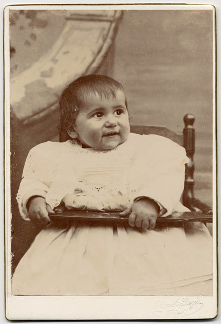 Ritratto di bambina con fondale dipinto