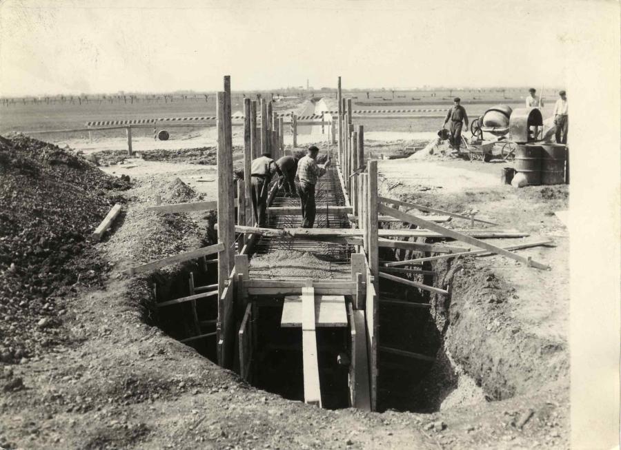 Costruzione impianto irriguo. Canale principale 3° tronco. Attraversamento stradale. Armatura, dettaglio