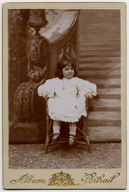 Ritratto con fondale dipinto