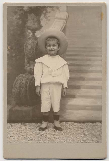 Ritratto di bambino con fondale dipinto