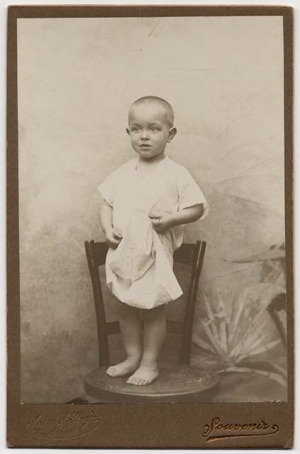 Ritratto di bambino con fondale dipinto