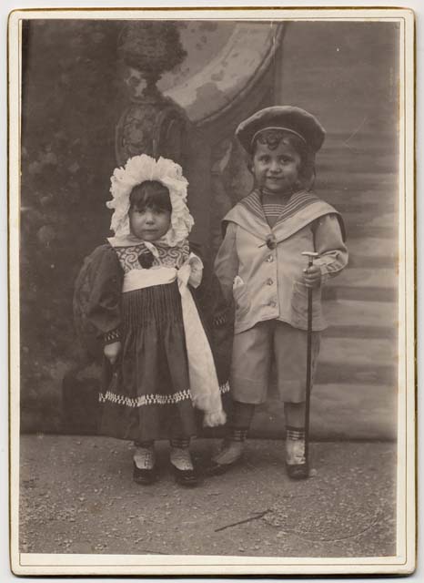 Ritratto di due bambini con fondale dipinto