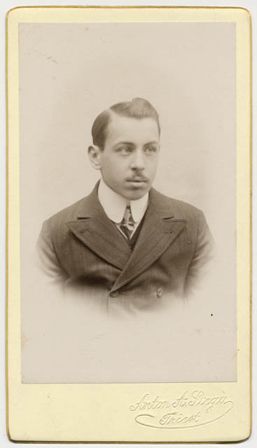 Ritratto di uomo con fondale