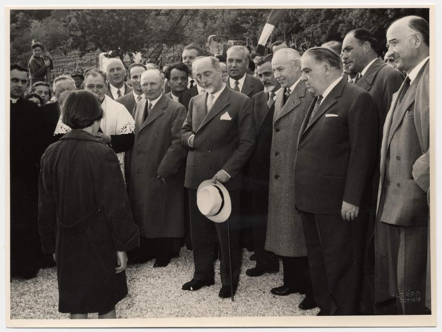Impianto irriguo. Inaugurazione, Farra d'Isonzo. Sen. Giuseppe Medici, autorità e Giuliana Zumin in località Colmello di Grotta