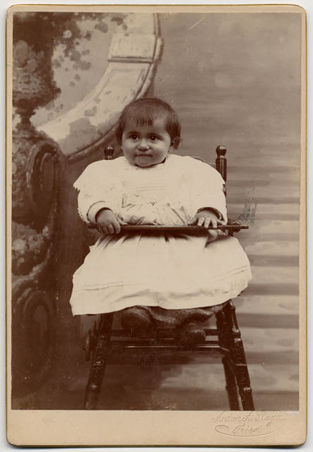 Ritratto di bambina con fondale dipinto