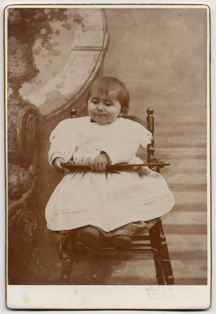 Ritratto di bambina con fondale dipinto