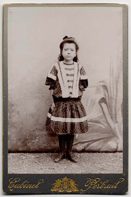 Ritratto di bambina con fondale dipinto