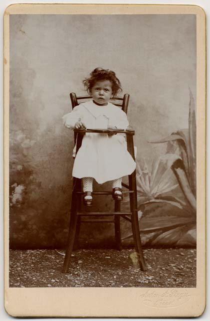 Ritratto con fondale dipinto