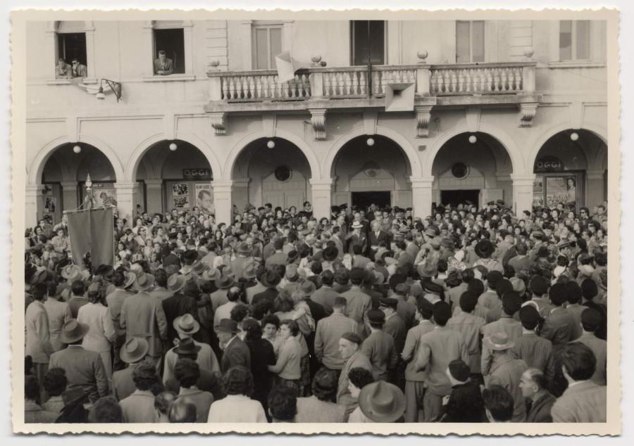 Impianto irriguo. Inaugurazione, Gradisca d'Isonzo. Festeggiamenti. Sen. Medici, autorità e pubblico davanti al teatro comunale