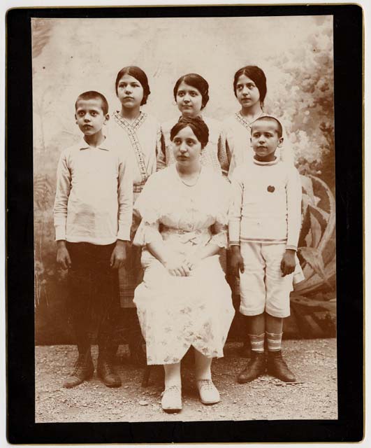 Ritratto di famiglia con fondale dipinto