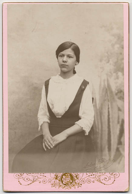 Ritratto di ragazza con fondale dipinto