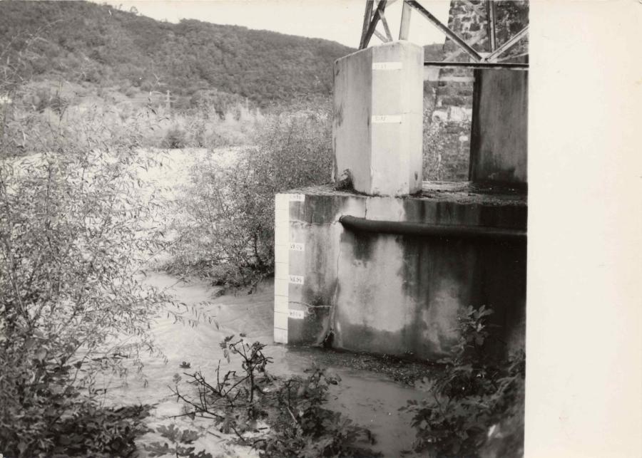 Fiume Isonzo in piena, Gorizia. Costruzione dello sbarramento. Dettaglio sull'idrometro della Safog