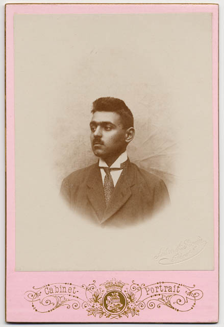 Ritratto di uomo con fondale