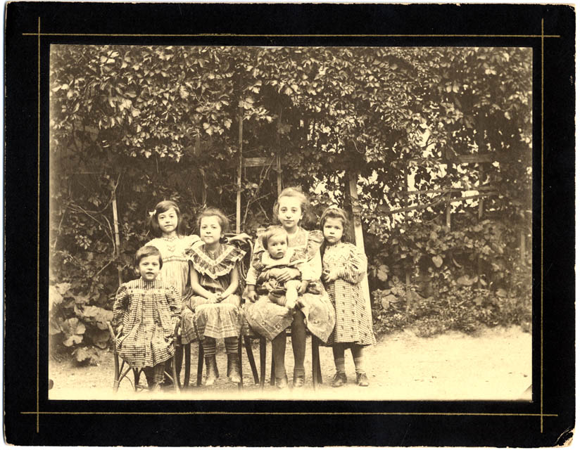 Ritratto di gruppo: le figlie di Antonio Stegù