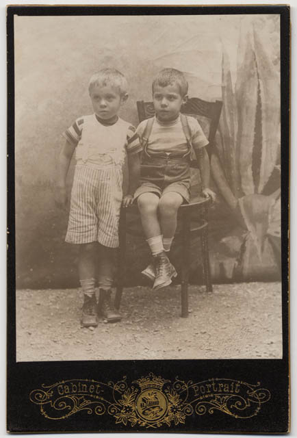 Ritratto di due bambini con fondale dipinto