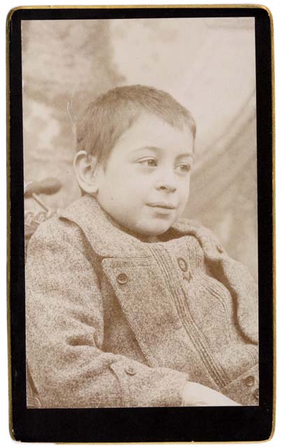 Ritratto con fondale dipinto