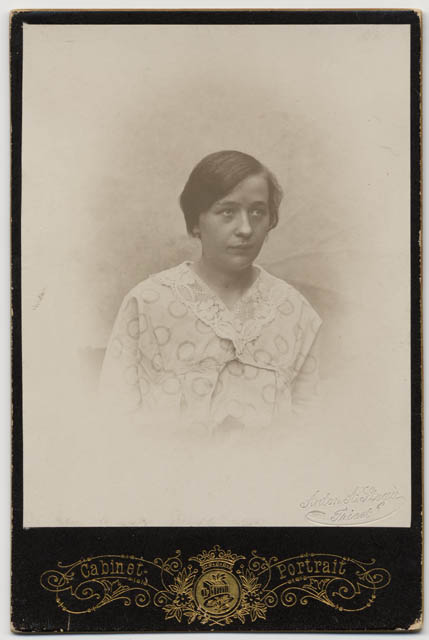 Ritratto di ragazza con fondale