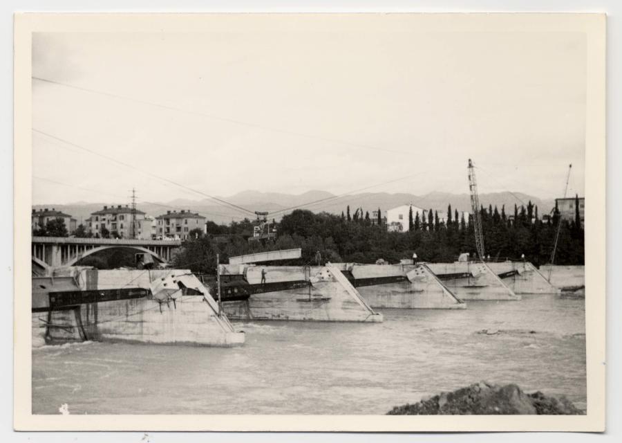 Fiume Isonzo, Gorizia. Cantiere di bonifica. Opere di sbarramento in costruzione. Diga, scorcio