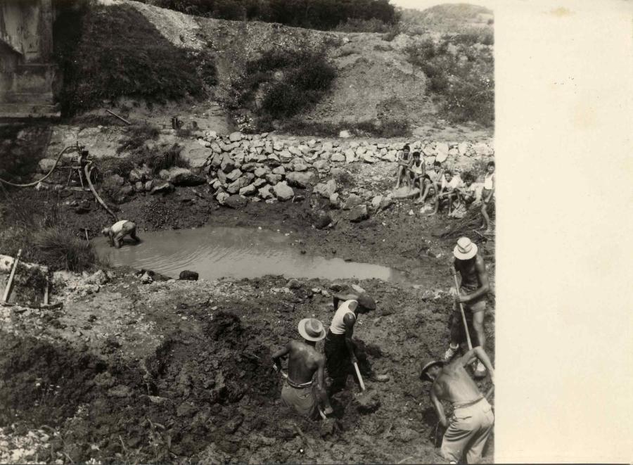 Costruzione impianto irriguo. Canale principale 2° tronco. Intervento in alveo. Scavo, dettaglio. Predisposizione attraversamento del torrente Versa