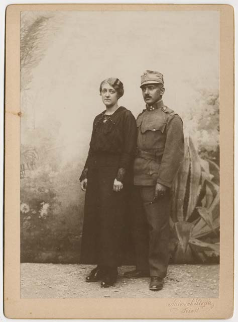 Ritratto con fondale dipinto