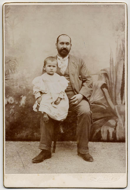 Ritratto di uomo con bambino sulle ginocchia