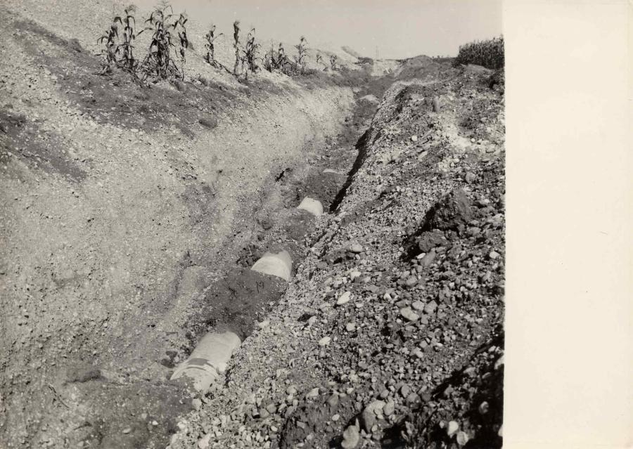 Opere di sollevamento e adduzione. Cabina di Lucinico. Posa della condotta irrigua interrata