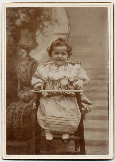 Ritratto con fondale dipinto