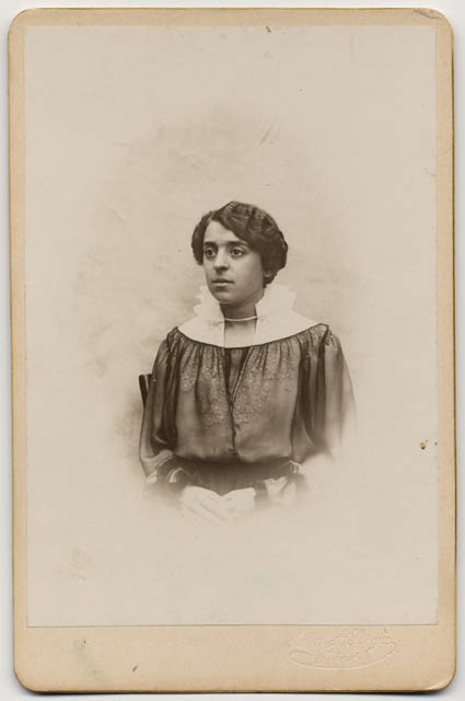 Ritratto di donna con fondale