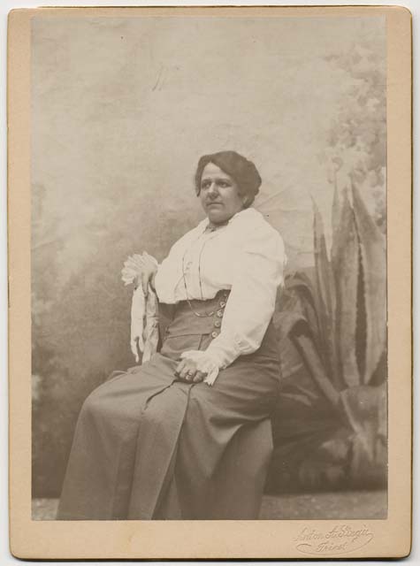 Ritratto di donna con fondale dipinto