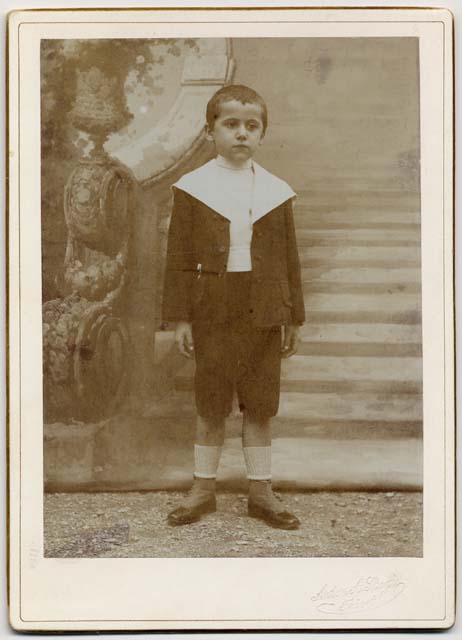 Ritratto di bambino con fondale dipinto