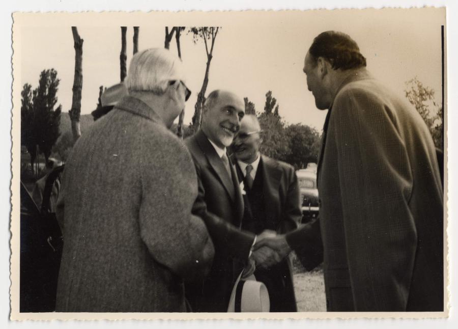 Impianto irriguo, Farra d'Isonzo. Inaugurazione. Sen. Giuseppe Medici accolto dalle autorità locali in località Colmello di Grotta, luogo della cerimonia inaugurale
