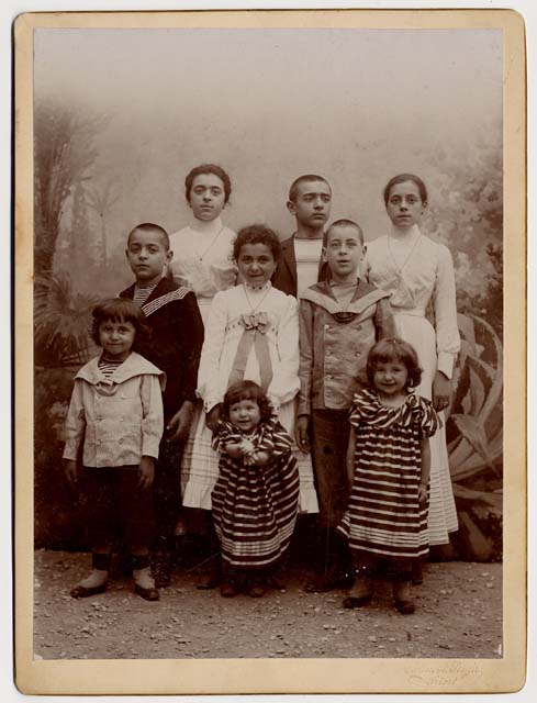 Ritratto di gruppo con fondale dipinto