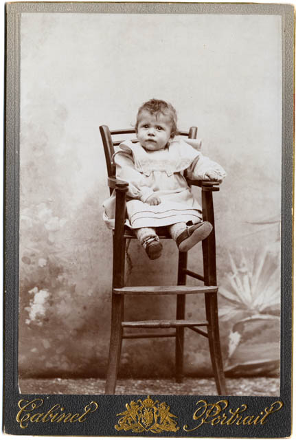 Ritratto di bambino con fondale dipinto