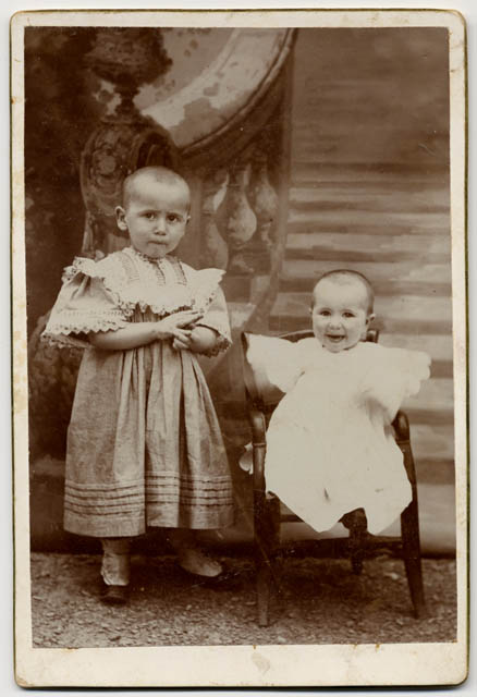 Ritratto di bambini con fondale dipinto