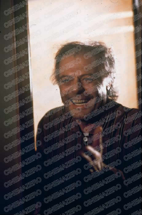 Fred (Marcello Mastroianni) sulla porta della sua Stanza