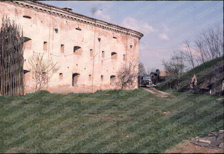 Arrivo dei Signori presso una Caserma